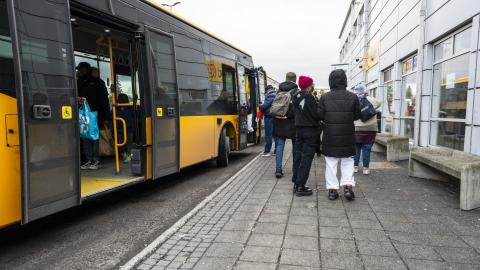 Fólk að labba inn í strætó fyrir utan Mjóddina