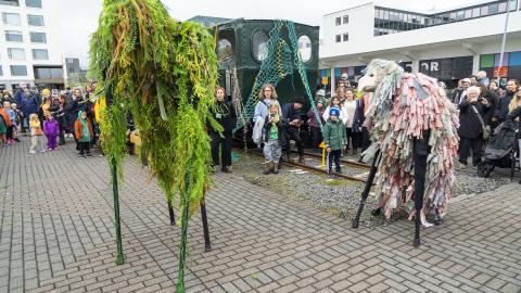 A scene from the opening of the 2024 Reykjavík Arts Festival. A trash monster along the harbor rail line.