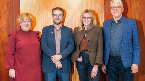 Brynhildur Heiðar- og Ómarsdóttir formaður Visku, Þorkell Heiðarsson formaður FÍN, Heiða Björg Hilmisdóttir borgarstjóri og Finnbjörn A. Hermannsson, forseti Alþýðusambands Íslands. Uppstillt mynd vegna undirritunar viljayfirlýsinga um uppbyggingu íbúðarhúsnæðis