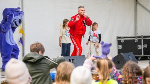 Musician Páll Óskar performed "Eitt af blómunum," a song dedicated to ending bullying for all ages.