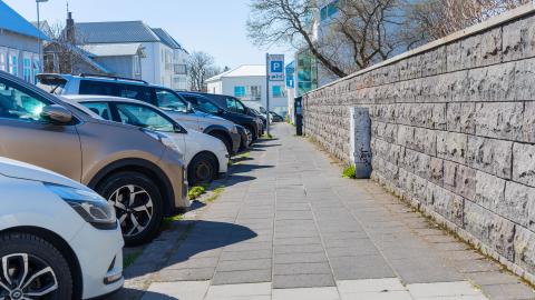 Bílastæði við Grundarstíg í Reykjavík.