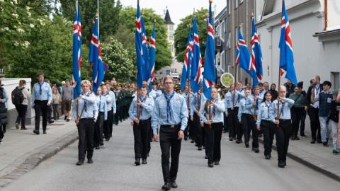 Scouts lead the procession from Austurvöllur to Hólavallagarður cemetery this morning