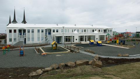 The Klambrar preschool building and its outdoor area. Háteigskirkja in the background.