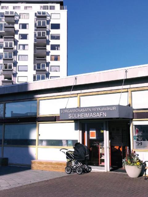 Inngangur Borgarbókasafnsins Sólheimum.